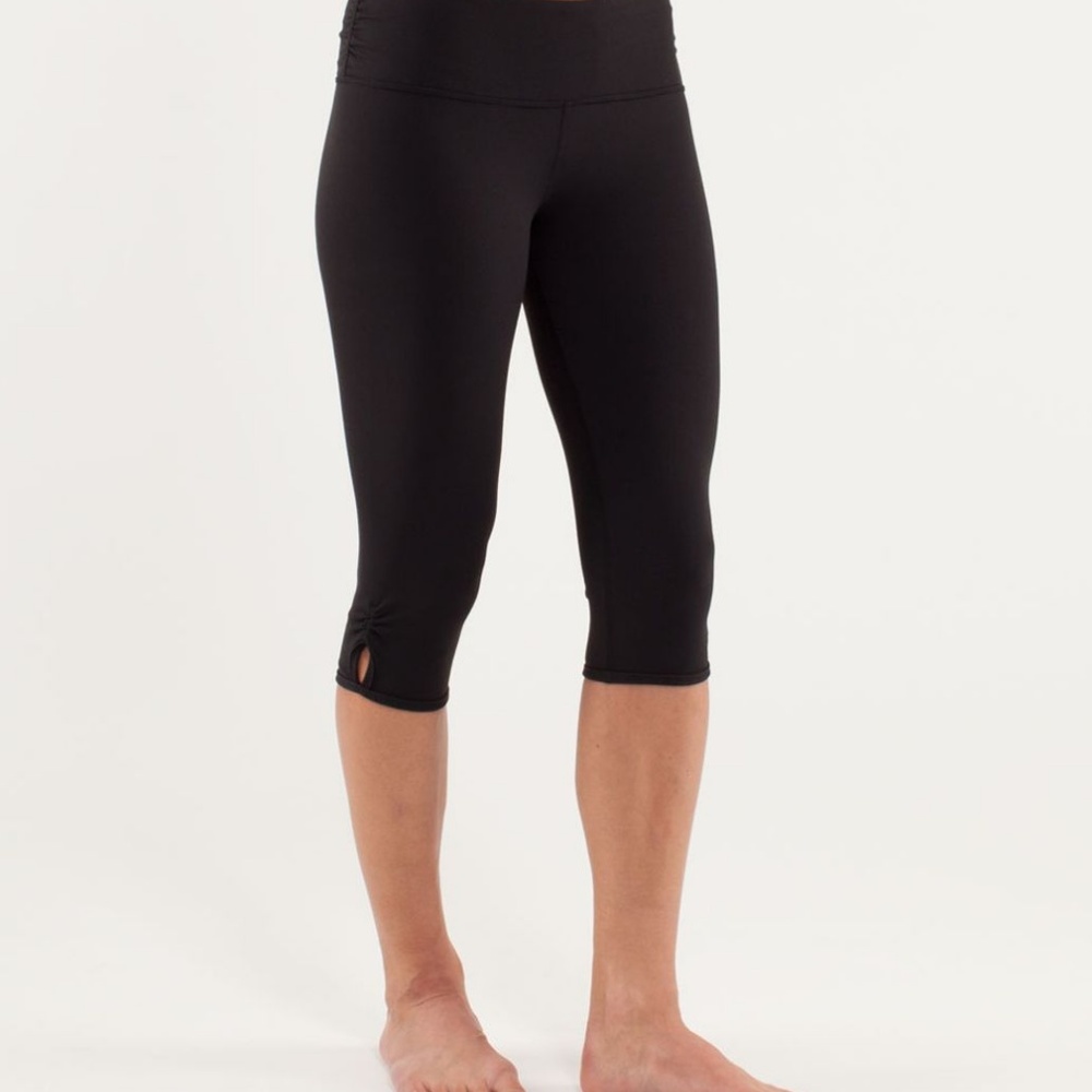 (SOLD on merc) Lulu S black Dhanurasana Crop